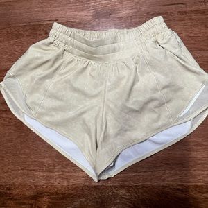 Lululemon hotty hot size 2 2.5 inch